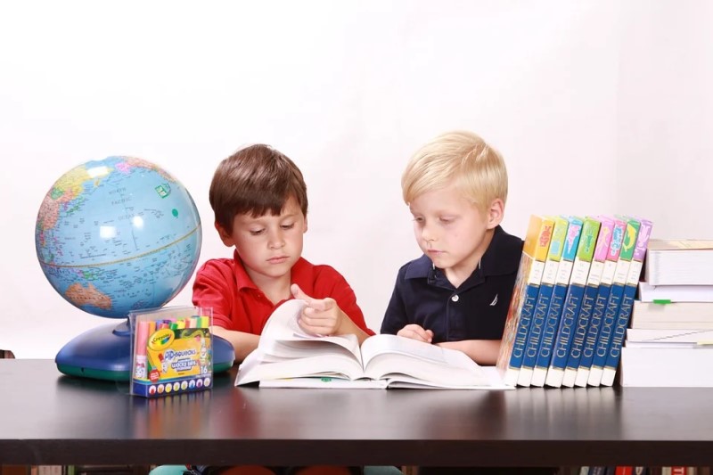Tips Memilih Meja Belajar yang Cocok Dengan Anak