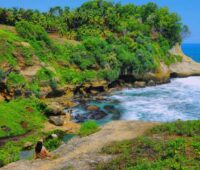 Pantai Ngandul Pacitan Perpaduan Karang & Birunya Air, Tersembunyi