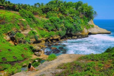 Pantai Ngandul Pacitan Perpaduan Karang & Birunya Air, Tersembunyi